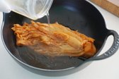 냄비에 김치, 멸치 다시마 육수 150ml 부어줍니다. 육수 대신 쌀뜨물도 좋아요.