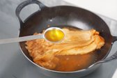 묵은지의 짠맛과 신맛에 따라 양념을 조절하고, 깔끔한 맛을 위해 김칫소를 제거합니다. 잡내를 잡고 풍미를 살리기 위해 들기름 1 큰 술을 뿌립니다.