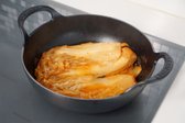 김치를 포기째로 넣고 먼저 익혀 구수한 맛을 냅니다. 끓어오르면 중약 불로 낮추어 10분 정도 푹 끓여줍니다.