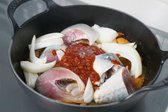 10분 뒤 고등어를 올려줍니다. 양파와 양념도 같이 넣어주어요. 양파는 달큰한 맛도 좋지만 생선 비린내를 잡아주는 역할도 해준답니다.