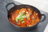 재료가 어우러지면서 생선이 익고 간이 밸 수 있도록 중간중간 양념소스를 끼얹어가며 익혀줍니다. 모두 익으면 대파와 고추를 넣고 마무리해요.