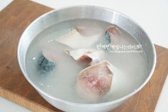 고등어는 토막 내어 내장과 지느러미를 제거한 뒤, 밀가루 1큰술, 식초 1큰술, 굵은소금 1큰술과 물에 20분간 담가 비린내를 제거합니다.