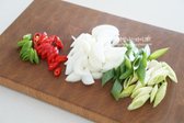무는 껍질을 벗겨 1cm 두께로 반달 모양으로 썰고, 대파와 고추는 어슷 썰고, 양파는 채 썰어 준비합니다.