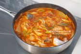 무가 반쯤 익으면 손질한 고등어, 양파, 대파, 고추를 넣고 맛술 6큰술을 추가한 후 센 불에서 10분간 졸입니다.