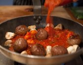 토마토 소스를 붓고 뭉근히 끓이다가 삶아진 면을 넣고 골고루 버무려지도록 한 뒤 접시에 서빙합니다.