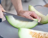 멜론을 굵직하게 2등분한 후 다시 각각 4등분해서 길쭉하게 잘라줍니다. 기호에 따라 가로로 꾹꾹하게 칼집을 내고 다시 세로로 칼집을 내줍니다.