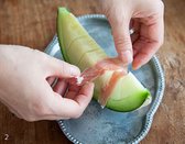 프로슈토를 먹음직하게 멜론 위에 감싸줍니다.