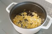 냄비에 버터 25g, 양파와 대파를 넣고 중약불로 타지 않게 10~15분 정도 볶아줍니다.