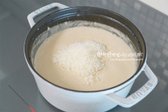 파르메산 치즈 간 것 10g을 넣어줍니다.
