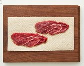 육전용 소고기를 한 장씩 키친타월로 살짝 눌러가며 핏물을 뺍니다.