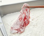 육전용 소고기에 찹쌀가루를 묻히고, 고기를 흔들어 뭉친 찹쌀가루를 털어냅니다.