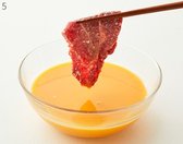 달걀물에 고기를 살짝 담그고, 달걀물이 흐르지 않도록 털어냅니다.