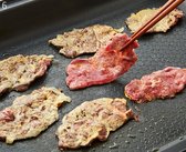 팬에 고기를 앞 뒷면 모두 핏기가 없어질 정도로만 빠르게 부쳐냅니다.