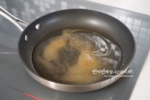팬에 황설탕 3 큰 술, 조청 2 큰 술, 물 100ml, 소금 한 꼬집 넣어줍니다. 섞지 않고 그대로 중간 불로 설탕 입자가 녹을 때까지 끓여줍니다.