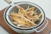 말린 황태를 6~7cm 정도로 잘라주고 체에 밭쳐 잔가루를 털어줍니다.