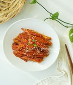 황태채무침은 매콤한 양념과 고소한 바다 감칠맛이 어우러져 밥도둑이 되는 맛입니다. 씹을수록 입맛을 당기는 특유의 맛이 있으며, 간단한 양념으로 맛있는 반찬을 완성할 수 있습니다.