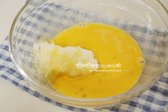 계란을 풀어준 뒤, 레몬 설탕, 꿀 16g, 소금 1g, 바닐라익스트랙 1g을 넣고 잘 섞어줍니다.