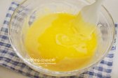 반죽에 버터를 두세 번에 나누어 넣고 고루 섞습니다. 분리되지 않도록 주의하며 부드럽게 흡수되도록 섞어주세요.
