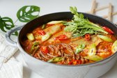 조기와 고사리를 넣은 매운탕은 시원하고 칼칼한 국물에 바다 감칠맛이 우러나며, 고추와 쑥갓을 더해 풍미를 살릴 수 있습니다. 매운탕의 깊은 맛과 감칠맛이 조화롭게 어우러져 입맛을 돋웁니다.