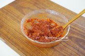 고춧가루 2 큰 술 듬뿍, 국간장 2 큰 술, 참치액 1 큰 술, 다진 마늘 1 큰 술, 다진 생강 1/3 큰 술, 생강술(청주) 2 큰 술을 넣고 섞어 줍니다.