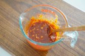 고추장 1 큰 술 듬뿍, 고춧가루 2 큰 술, 간장 1½ 큰 술, 다진 대파 2 큰 술, 다진 마늘 1 큰 술, 맛술 2 큰 술, 황설탕 1 큰 술, 조청 1 큰 술, 참기름 1 큰 술, 통깨 약간, 식용유 1 큰 술을 넣어줍니다.