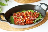 매콤달콤한 양념으로 구운 황태구이는 부드러운 식감과 감칠맛이 어우러져 술안주나 밥반찬으로 좋습니다. 쪽파, 홍고추, 통깨로 마무리하면 색감도 더해져 맛있게 즐길 수 있습니다.