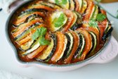 라따뚜이는 채소와 토마토소스의 조화로 상큼하고 담백한 맛을 즐길 수 있는 요리입니다. 오븐에 구워 색색의 재료를 올리면 보기 좋고, 연말 홈파티 메뉴로도 적합한 간단하고 근사한 레시피입니다.