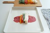 밑간 한 고기를 펼치고 그 위로 손질해 둔 채소를 종류별로 조금씩 올려준 뒤 돌돌 말아주면 됩니다.