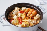 해물된장찌개는 구수한 된장 베이스에 시원한 해물 국물이 어우러져 맛있습니다. 해물을 소분해 두고 끓여 먹으면 간단하게 시원하고 칼칼한 국물 요리를 즐길 수 있습니다.