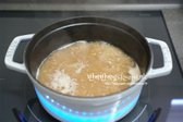 냄비에 육수를 넣고 끓으면 된장을 크게 한 큰 술 넣어줍니다. 다진 마늘도 한 큰 술 넣어주세요.