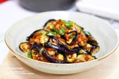 구운 가지무침은 담백하고 매콤함이 어우러져 맛있습니다.