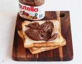 식빵이 한 김 식으면 누텔라 잼을 발라줍니다.