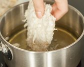 냄비에 카놀라유를 넣고 170~175℃까지 온도를 올린 후, 돈가스를 노릇하게 튀겨준다.