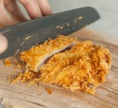 돈가스가 한 김 식으면 먹기 좋은 크기로 자른 뒤 얇은 냄비에 채 썬 양파를 넣고 위에 돈가스를 올린 뒤 쯔유와 물을 냄비가 자작할 정도로 붓고 끓인다.