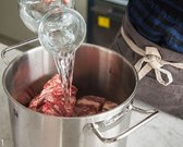 갈비는 찬물에 넣어 3~4시간 핏물을 뺀 후 한번 부르르 끓여 씻고 청주나 미림을 골고루 뿌려준다.