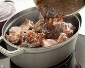 냄비에 갈비를 담고 양념장의 2/3을 부어 한 번 잘 익혀준다. 이 때 불은 강불~중약불로 조절한다.