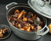 고기가 어느 정도 익으면 야채와 버섯, 밤 등을 넣고 나머지 양념장을 부어준 후 약불로 30~40분 정도 푹 끓여준다.