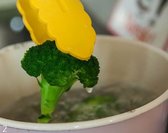 브로콜리는 소금을 넣은 팔팔 끓인 물에 살짝 데친 후 곱게 다져준다.