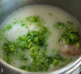 곱게 간 쌀을 냄비에 넣고 육수나 물을 부어가며 약불에서 볶아준다. 쌀알이 투명해지면 육수를 넉넉히 붓고 게살과 다진 브로콜리를 넣고 푹 끓여준다.