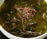 마지막에 소금으로 간하고 고명을 얹어준다.