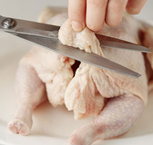 닭은 흐르는 물에 깨끗이 씻어 꽁지, 날개 끝을 제거합니다.