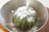 베이킹소다 1 큰 술을 뿌린 뒤 단호박 표면을 꼼꼼하게 문질러줍니다.