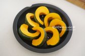 찜기 위에 자른 단호박을 옆으로 뉘여서 올려줍니다.