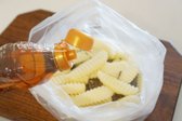 식용유 2 큰 술 듬뿍 뿌려 비닐팩을 닫고 흔들어줍니다.