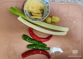 생강 1톨은 편으로 썰고, 마늘 4개는 다집니다. 청양고추 4~5개는 송송 썰고, 대파 1대는 송송 썰어주세요.