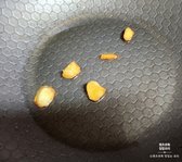 식용유를 4바퀴 둘러 생강을 넣고 중약불에서 3~4분 볶아 생강기름을 만듭니다.