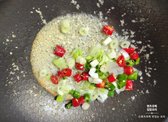 생강을 건져내고 다진 마늘을 넣습니다. 마늘이 노릇해질 때까지 중약불에서 볶다가, 노릇해지면 대파와 청양고추를 넣어 숨이 죽을 때까지 볶아주세요.