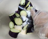 설탕 1 큰 술과 소금 반 큰 술을 넣고 잘 섞어 5분 정도 두면 가지에서 수분이 나옵니다.