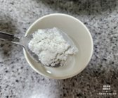 튀기는 도중에 눈꽃튀김을 만들어줄게요. 종이컵에 물 반 컵과 감자전분 1 큰 술을 넣고 잘 섞어줍니다.