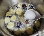 전분물 2~3 큰 술을 가지 튀김 위에 뿌려주세요. 가지끼리 달라붙지 않게 잘 떼내줍니다. 뿌리면 가지 위에 눈꽃이 내리앉은 듯한 모양이 됩니다.